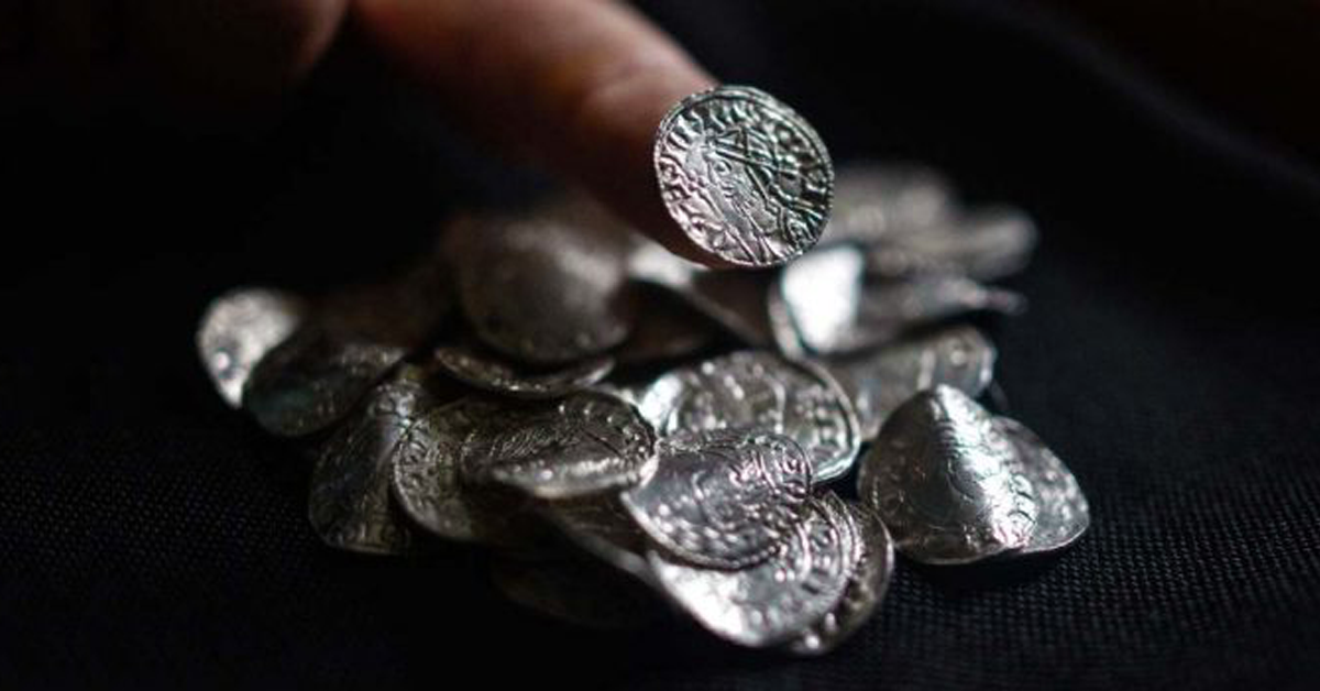 Cuplu britanic a descoperit monede medievale in valoare de 5 milioane de lire sterline